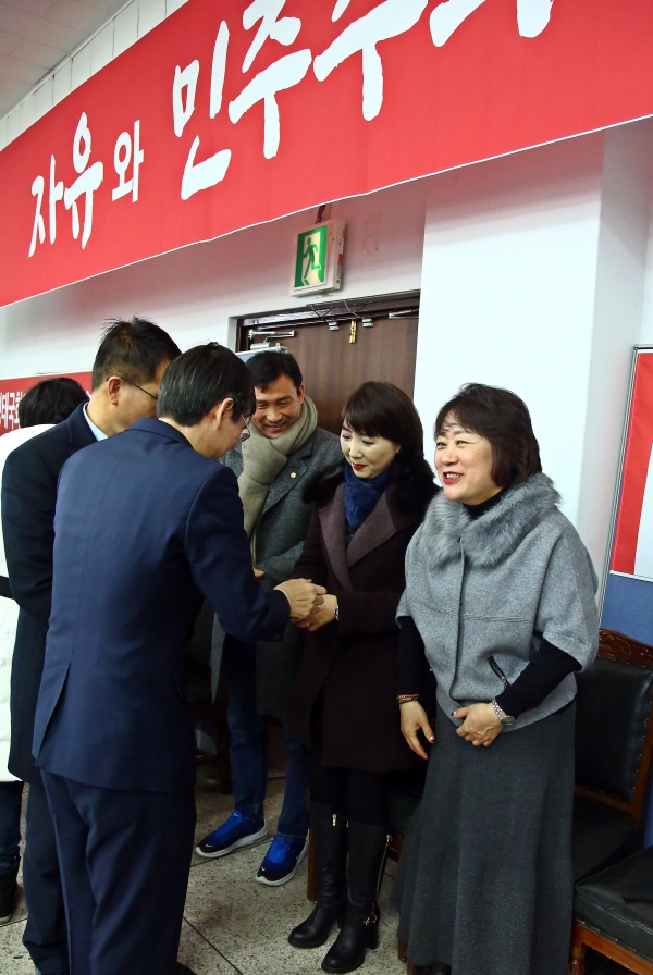 강연에 앞서 당원들과 인사를 나누고 있는 조경태 의원