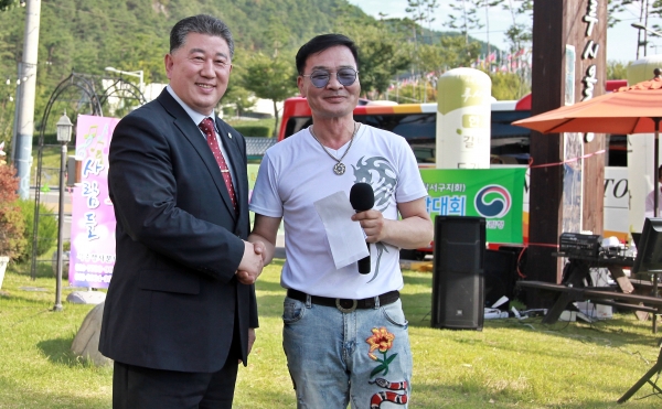 한국숲사랑 총연합회 대구 김진호 총재가 달서구 지회 박용회장에게 금일봉을 전달후 기념촬영 하고있다.