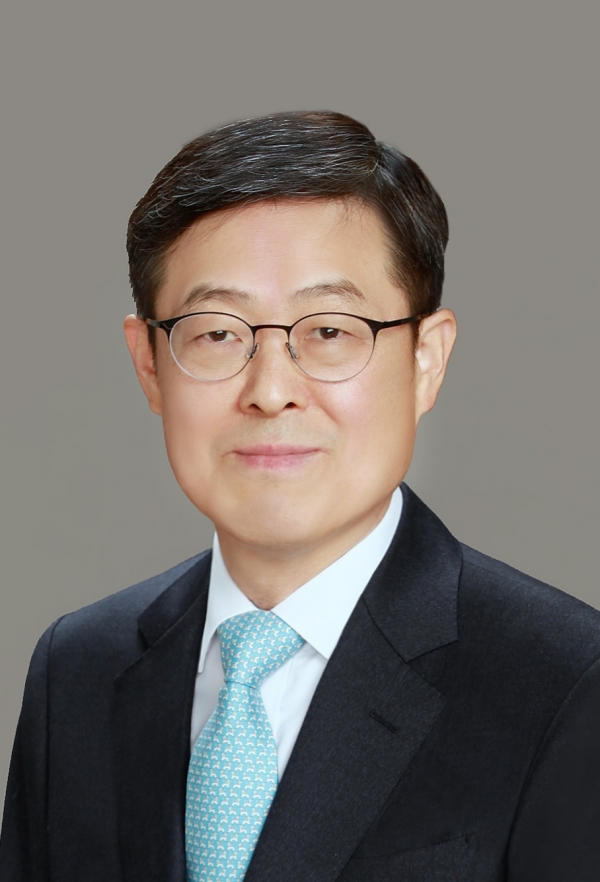 법무법인 백송 대표 변호사 박윤해 동문이 지난 24일 김천고 재단 기부금으로 1,000만원을 기탁했다./ (사진 제공=박윤해변호사)