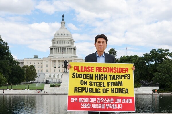 미국 국회의사당 앞에서 시위하는 이강덕 포항시장. 사진 포항시 제공. 