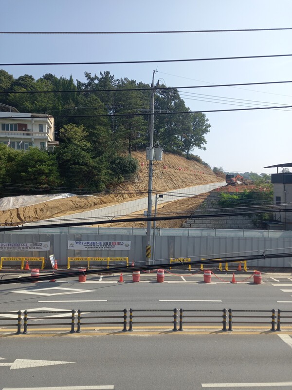 풍수지리에서 풍요를 가져오는 예천의 노적봉으로 여기는 남산(南山)이 최근 개발로 몸살을 겪으며 논란을 빚고 있다. 