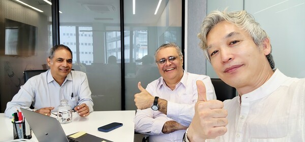 류지웅(오른쪽) Y&B Partners 대표와 인도 텔랑가나주 특별수석장관 등이 한국 기업의 투자 촉진을 기원하는 포즈를 취하고 있다. Y&B Partners 제공.