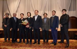 (사)대구경북언론인회, 백승운기자 김정길사장에게 대구경북언론인상 수여