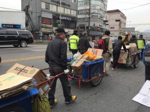 노인들 폐지 리어카 끌고 청와대 행진한 이유?