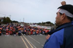 포항 일부 시민이 11일 해병대 헬기부대 격납고 건설에 반대하는 집회를