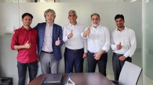 14억 인구 인디아 사람들의 눈에 띈 한국 사업가 류씨 '메이드인코리아'외쳐